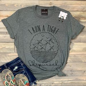 I RUN A TIGHT SHIPWRECK TEE